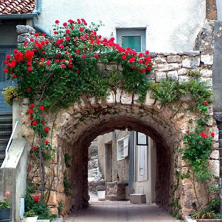 Hotel Adriatic Omisalj Bagian luar foto