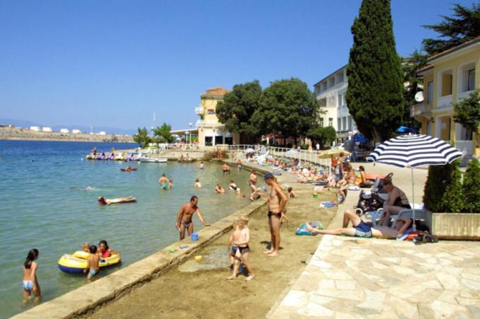 Hotel Adriatic Omisalj Bagian luar foto