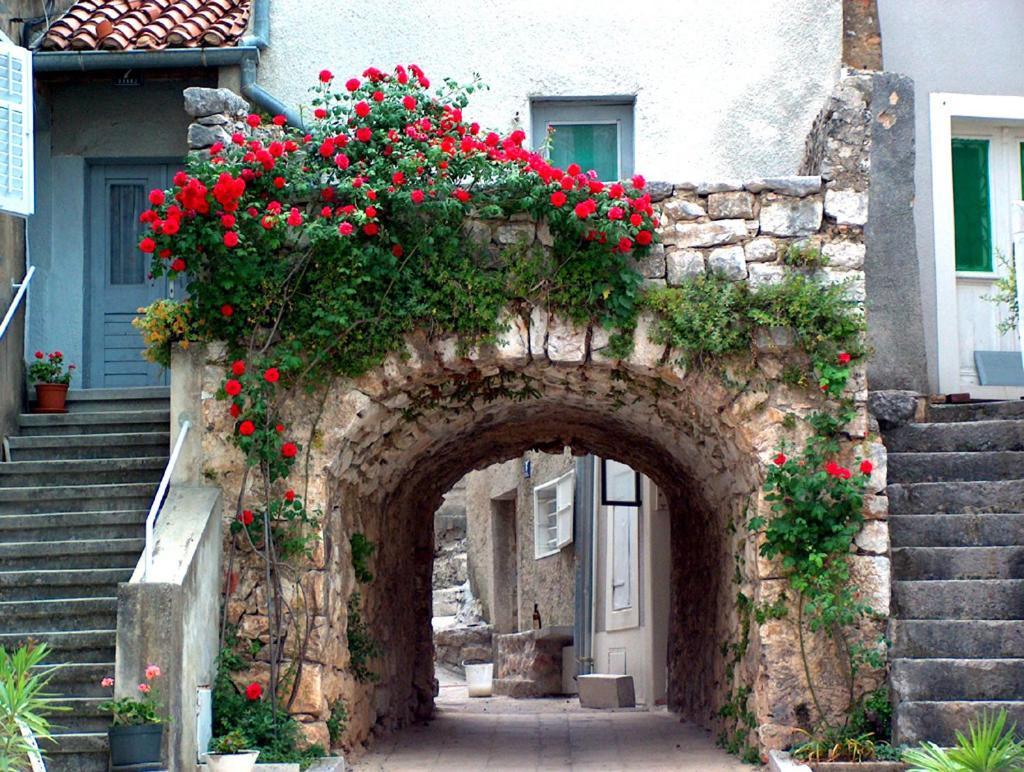 Hotel Adriatic Omisalj Bagian luar foto