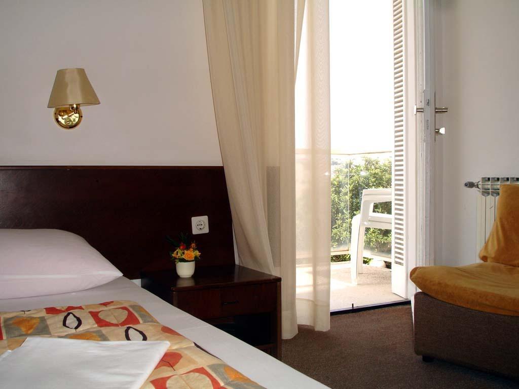 Hotel Adriatic Omisalj Ruang foto